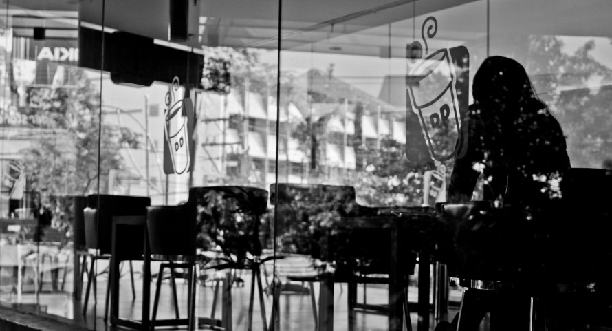 Sesosok perempuan. Sisi cafe jalan Pemuda, Semarang. 